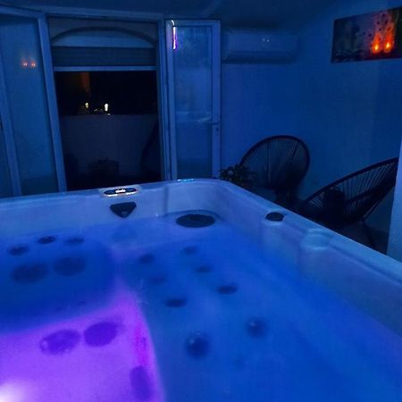 Maison Avec Jacuzzi Saint-Mitre-les-Remparts エクステリア 写真