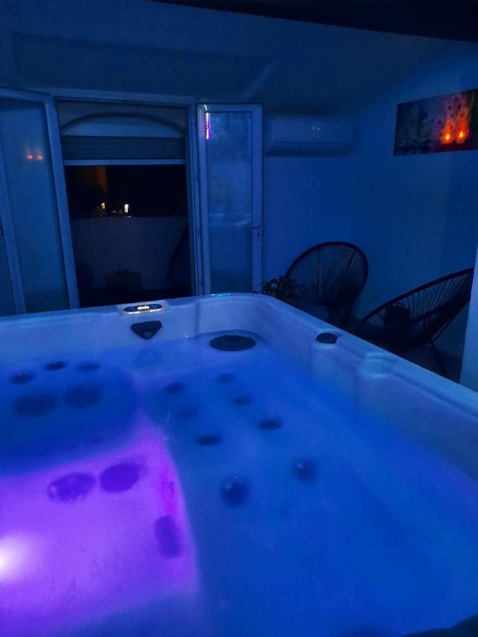 Maison Avec Jacuzzi Saint-Mitre-les-Remparts エクステリア 写真