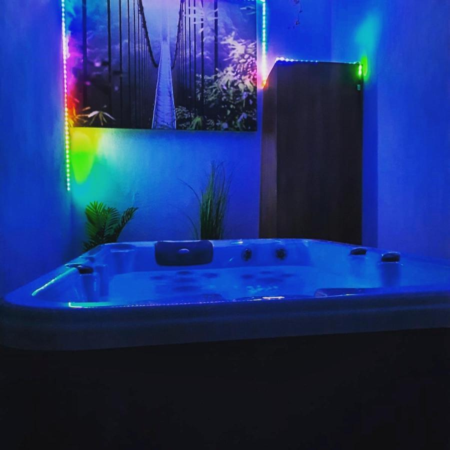 Maison Avec Jacuzzi Saint-Mitre-les-Remparts エクステリア 写真