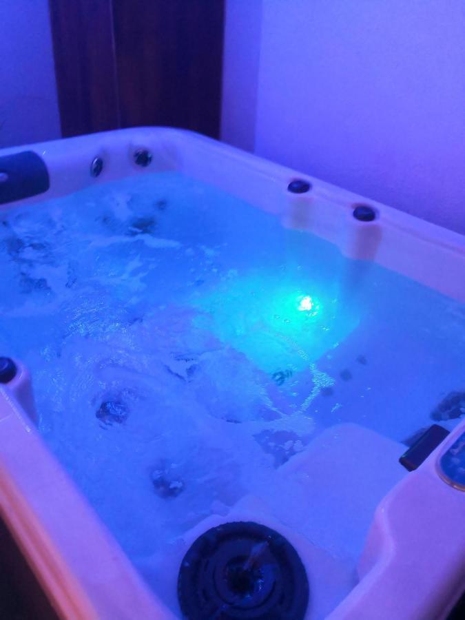 Maison Avec Jacuzzi Saint-Mitre-les-Remparts エクステリア 写真